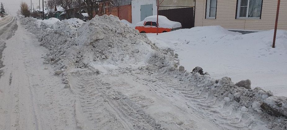Люди жалуются, на завалы после чистки дорог