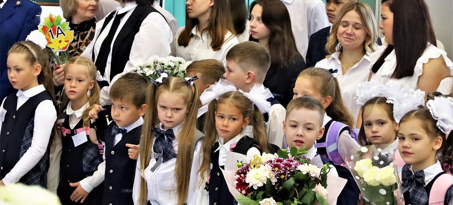 Сегодня в первый класс пошли более трехсот детей