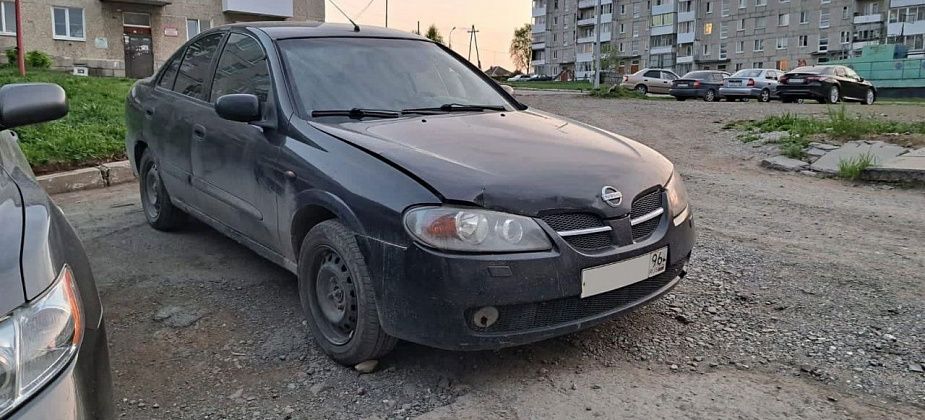 Во дворе дома по Мира неизвестный повредил припаркованный «Ниссан» и скрылся