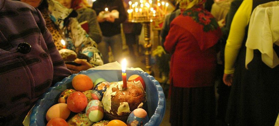 Сегодня карпинцы могут освятить куличи и яйца. Пасхальное богослужение покажут онлайн
