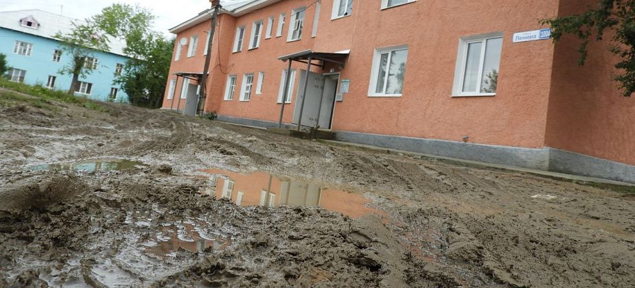 «Только грязь развели». Жильцы двухэтажного дома уже год добиваются восстановления своего двора