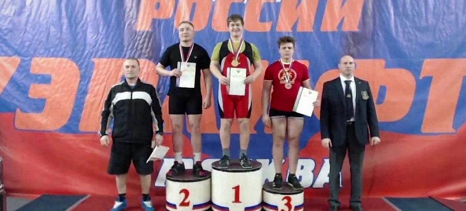 Карпинский пауэрлифтер занял призовые места на соревнованиях в Москве и собирается на Чемпионат мира