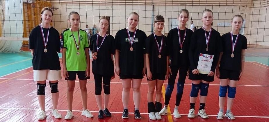 В Карпинске завершился открытый городской Чемпионат по волейболу