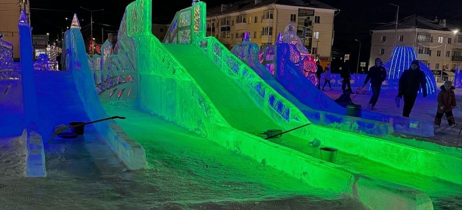 Горки в ледовом городке закрывали на доработку. Сейчас горки открыты