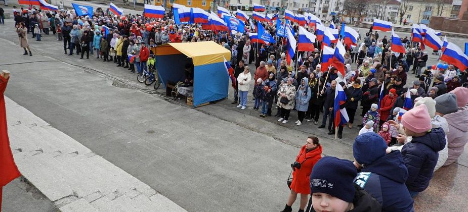 Флаги, грамоты и кони. Как в Карпинске отметили Первомай после двухлетнего перерыва