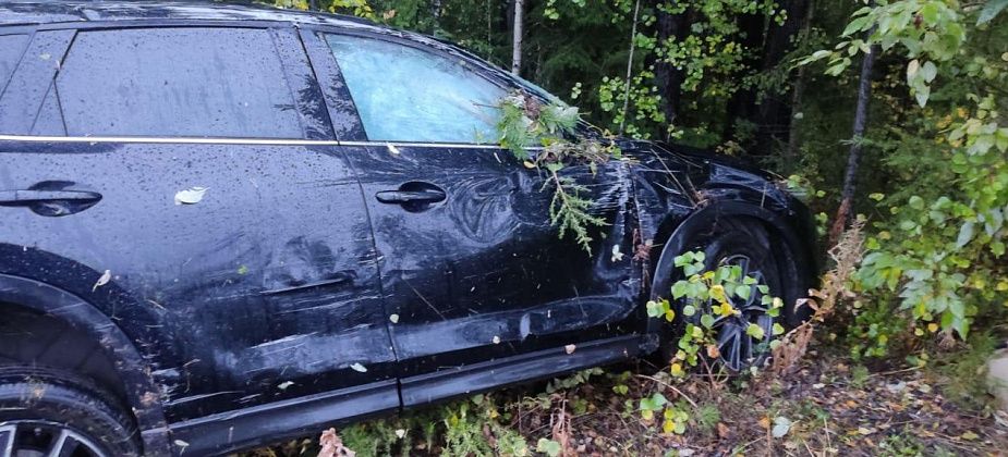 На трассе рядом с Карпинском перевернулась Mazda CX-5 с тремя людьми на борту