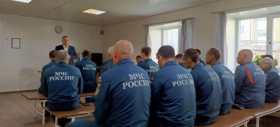 Мэр Карпинска Андрей Клопов навестил бывших коллег в пожарной части