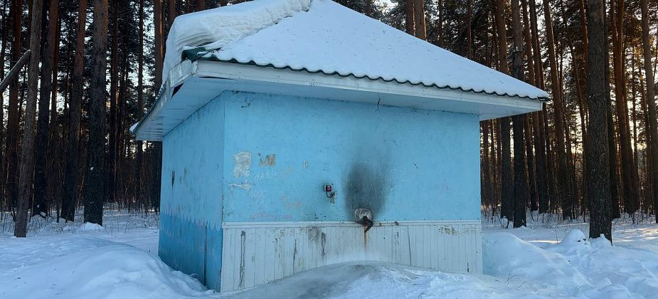 Жители Клубной жалуются на ледяной сталагмит, который не дает нормально набирать воду на роднике