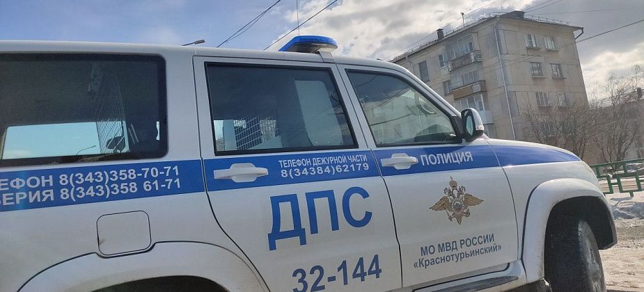 Иномарка вылетела в кювет между Краснотурьинском и Карпинском