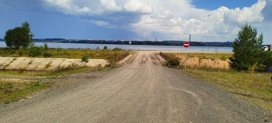 Карпинцы попросили мэрию отремонтировать аварийный мост. Но вместо ремонта там запретили проезд