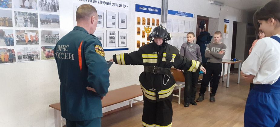 Карпинские пожарные готовят учеников школы №6 к соревнованиям «Школа безопасности»