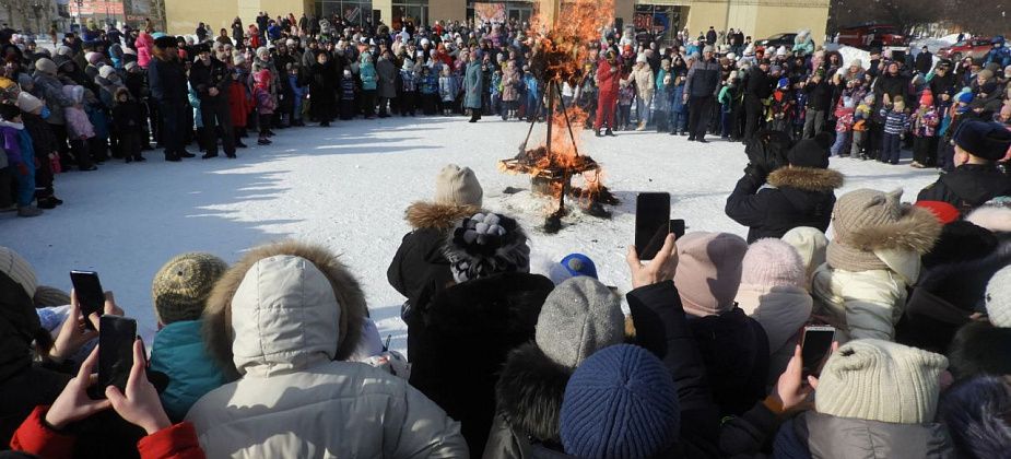 Больше тысячи горожан собрались на площади, чтобы проводить зиму