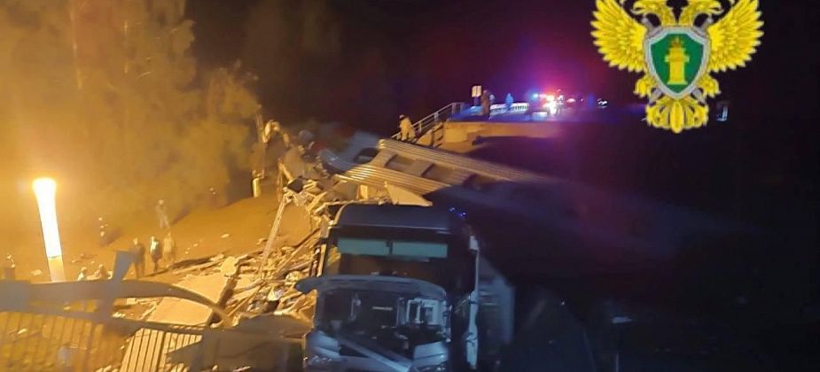 В результате крушения пассажирского поезда погибли 7 человек, десятки ранены