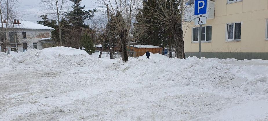 Жители многоквартирного дома по 8 Марта недовольны качеством чистки парковки