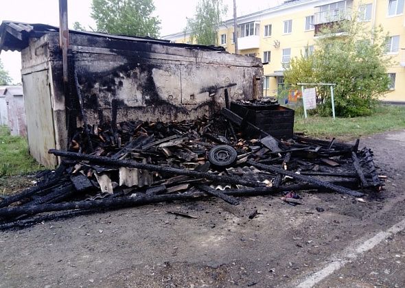 В Карпинске горели бесхозный сарай и частный гараж. Дознаватели не исключают поджог