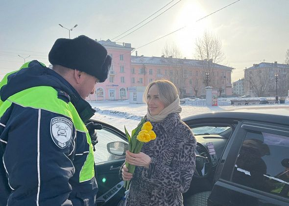 На 8 Марта сотрудники ГАИ раздали полсотни цветочных букетов