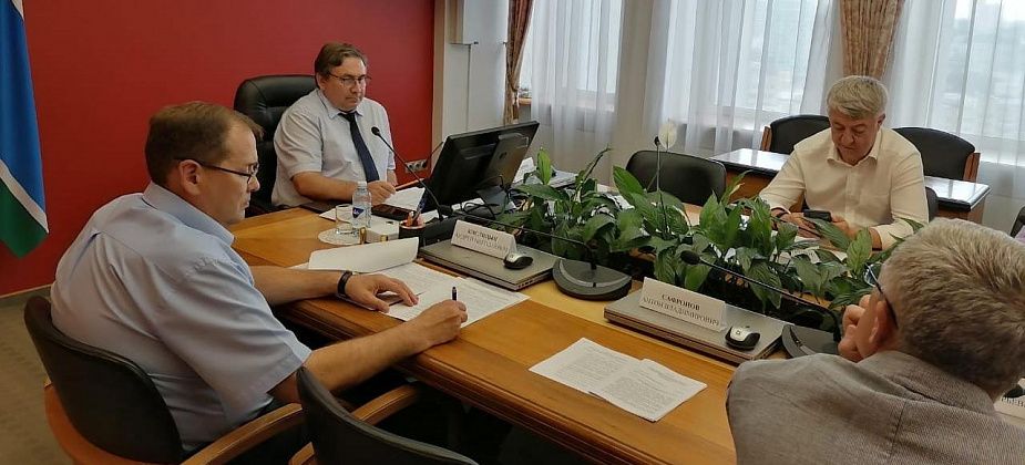 Областной министр по ЖКХ отметил быстрый темп благоустройства парка ДКУ в Карпинске