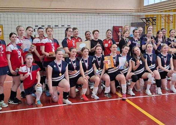 В Карпинске прошел открытый турнир по волейболу. Наши спортсменки заняли третье место