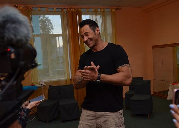 Стас Костюшкин о самом странном подарке, неумении открывать вино и пении под «фанеру»