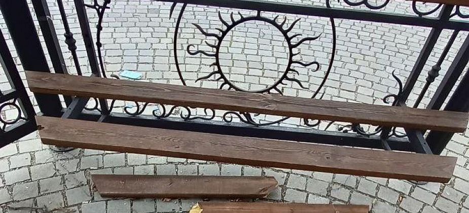 Скамейку в парке ДКУ, на которую карпинцы жаловались 4 месяца назад, пообещали скоро отремонтировать
