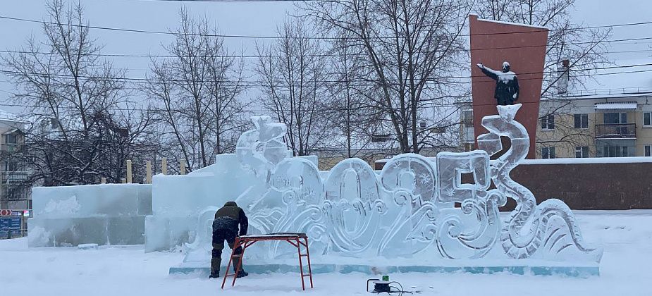 На центральной площади Карпинска уже можно увидеть новогодние скульптуры