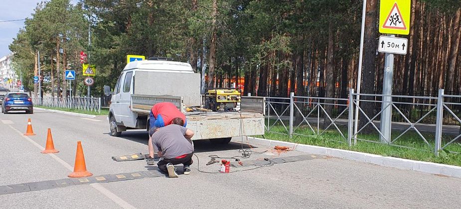 В Карпинске идет ремонт «лежачих полицейских»