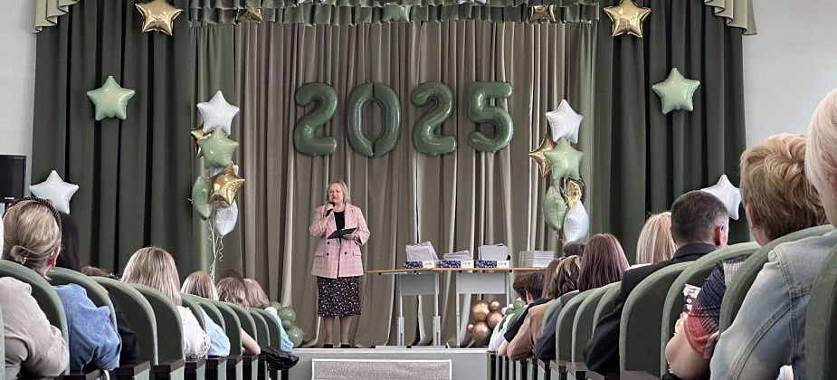 Выпускникам-девятиклассникам 6-й школы вручили аттестаты