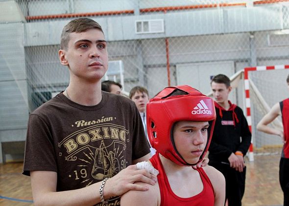 В Карпинске молодой тренер по боксу набирает воспитанников