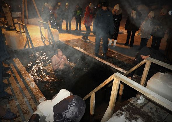 В этом году в проруби на карпинском карьере искупались около 200 человек