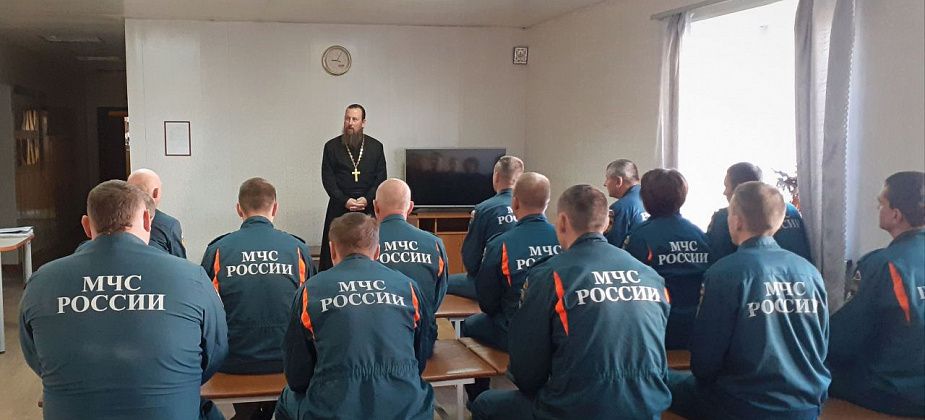 Настоятель Введенского собора посетил пожарную часть и пообщался со спасателями