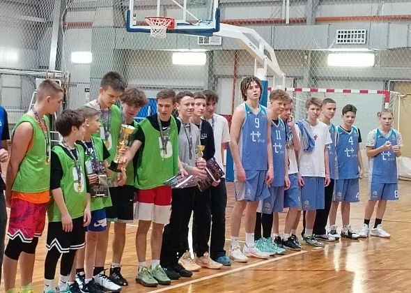 В Карпинске прошла баскетбольная лига среди школьников