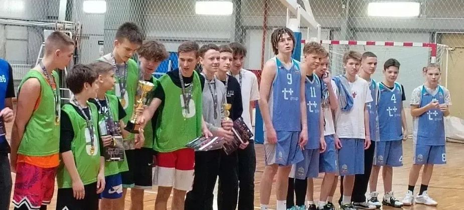 В Карпинске прошла баскетбольная лига среди школьников