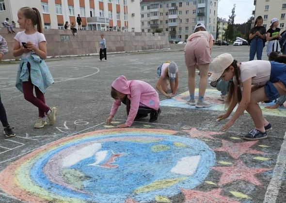 На городской площади состоялся конкурс патриотических рисунков на асфальте