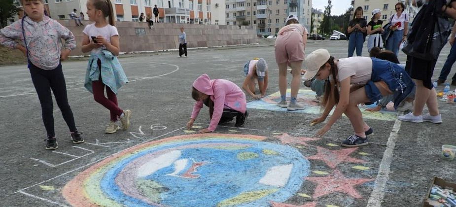 На городской площади состоялся конкурс патриотических рисунков на асфальте