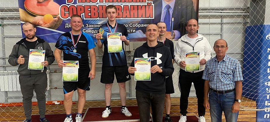 В карпинском ФОКе встретились лучшие теннисисты области
