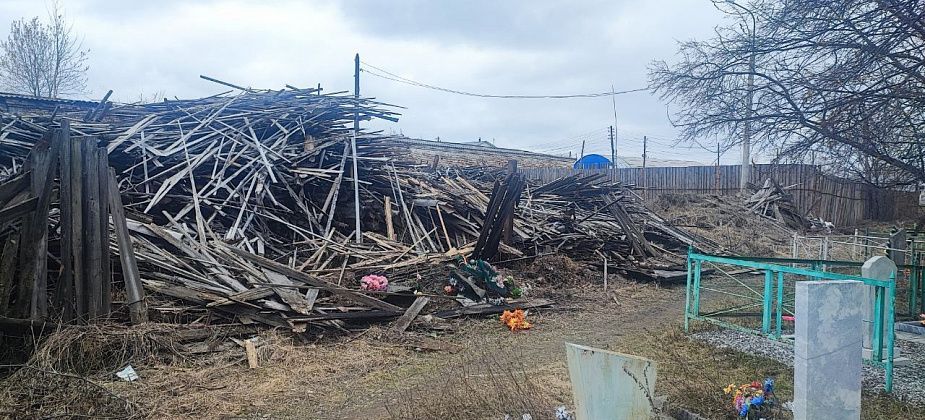 Горожане хотят обратить внимание властей на складирование отходов с пилорамы у городского кладбища