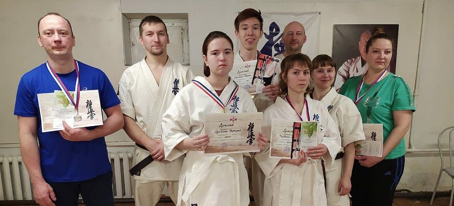 «Повышение», турнир и новый ВПК. Что нового произошло за уходящий январь у карпинских каратистов