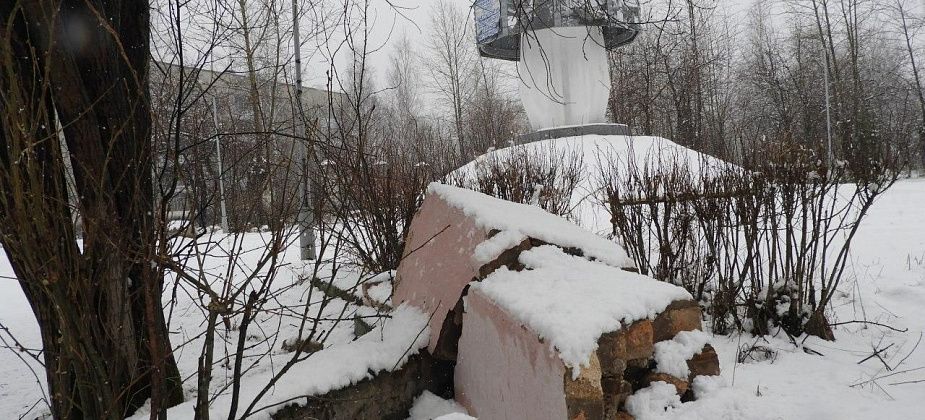У парка ДКУ идут работы по демонтажу старого ограждения