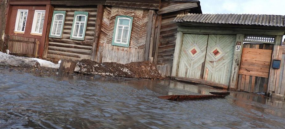 Городские улицы топит талая вода, а частный сектор заливает из канализации
