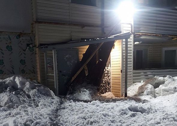 В Карпинске упавший с крыши снег проломил козырек подъезда