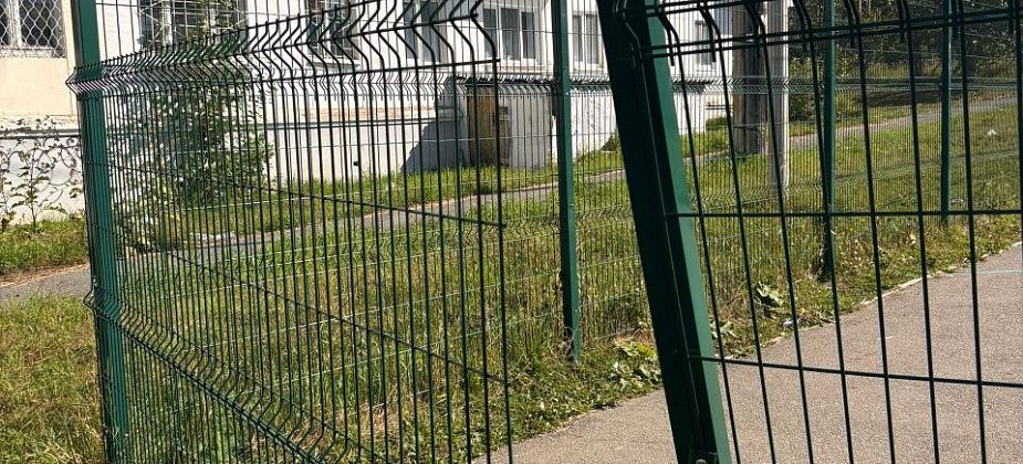 В Карпинске отремонтируют детские площадки и восстановят ограждение баскетбольного корта