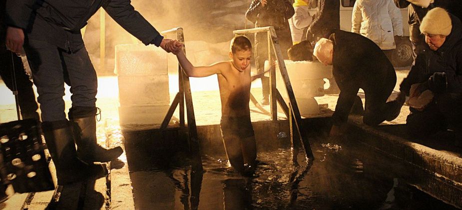 В Карпинске в ледяную прорубь окунулись более 250 человек