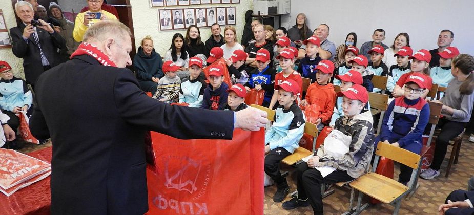 «Дали им форму, будем помогать финансово». Карпинские коммунисты взяли шефство над молодыми футболистами