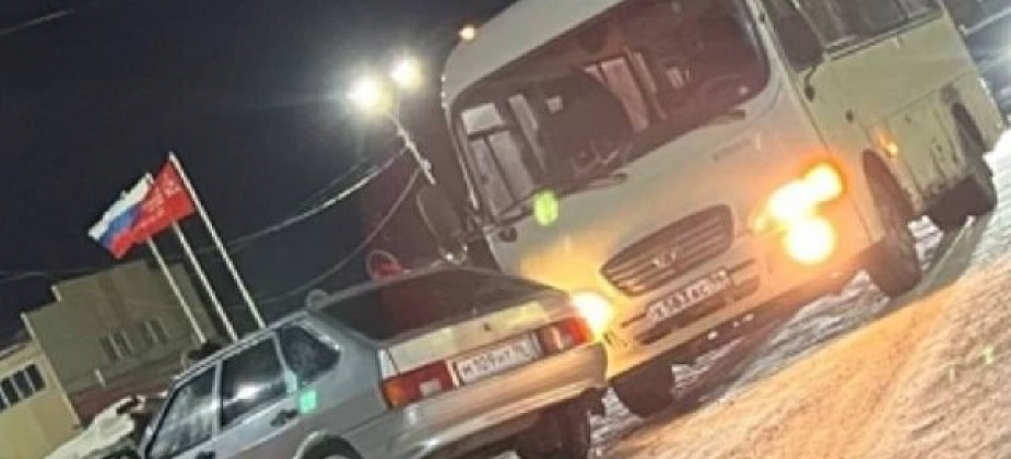 В Карпинске неопытный водитель не уступил дорогу автобусу и устроил ДТП