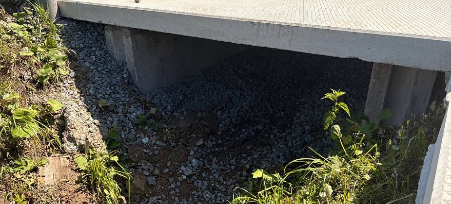 «Нам на лодках плавать?»: после ремонта тротуара по Суворова засыпали водоотводную канаву