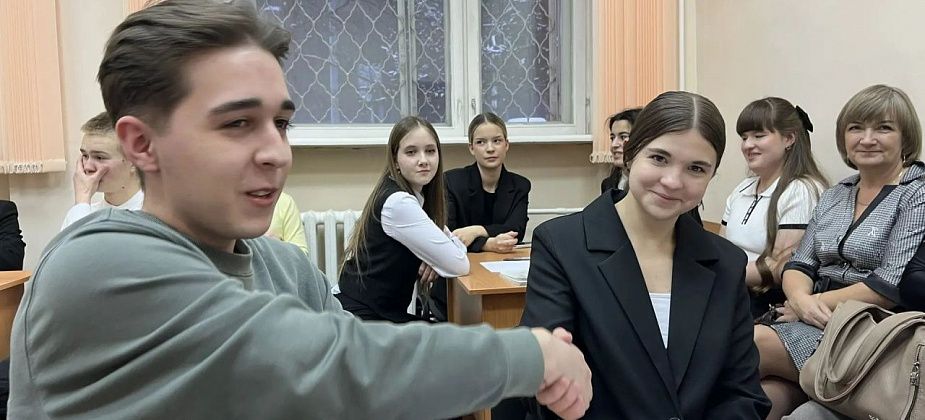 Карпинские старшеклассники придумывали новые статьи Конституции и примеряли на себя роль судей 