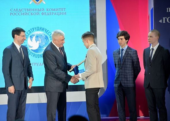 Молодой парень, который спас друга на карпинском карьере, получил награду от министра МВД России 