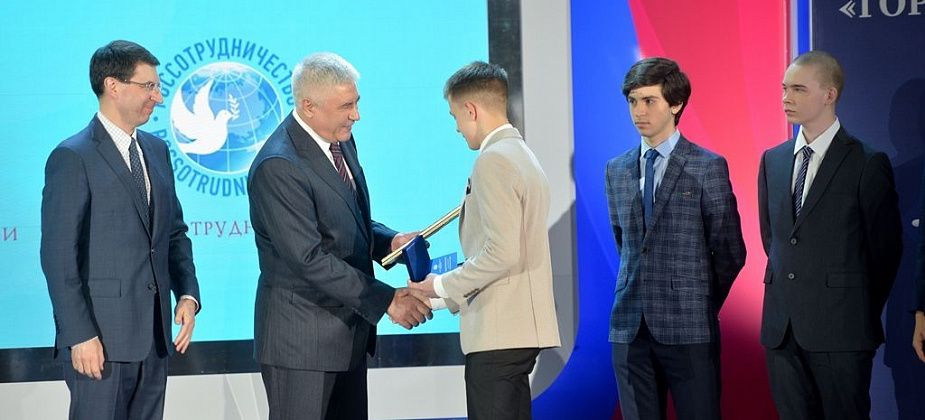 Молодой парень, который спас друга на карпинском карьере, получил награду от министра МВД России 