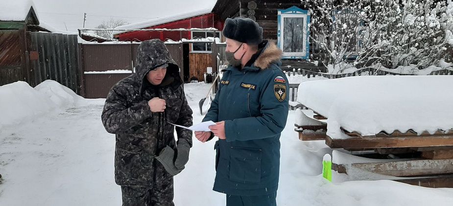 Хозяевам частных домов на Осипенко и Северной напомнили о безопасной растопке печи