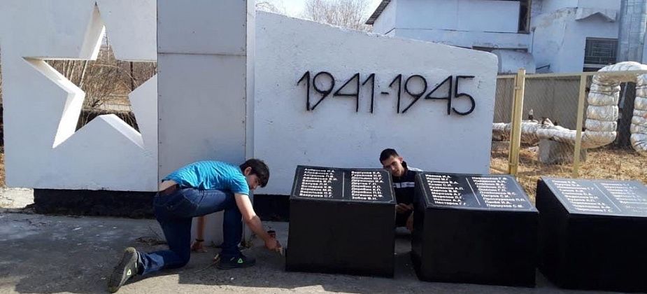 Студенты КМТ навели порядок у памятника погибшим в ВОВ машиностроителям